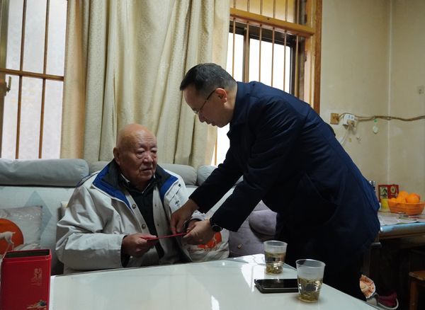 谈文胜带队开展节前走访慰问和安全检查